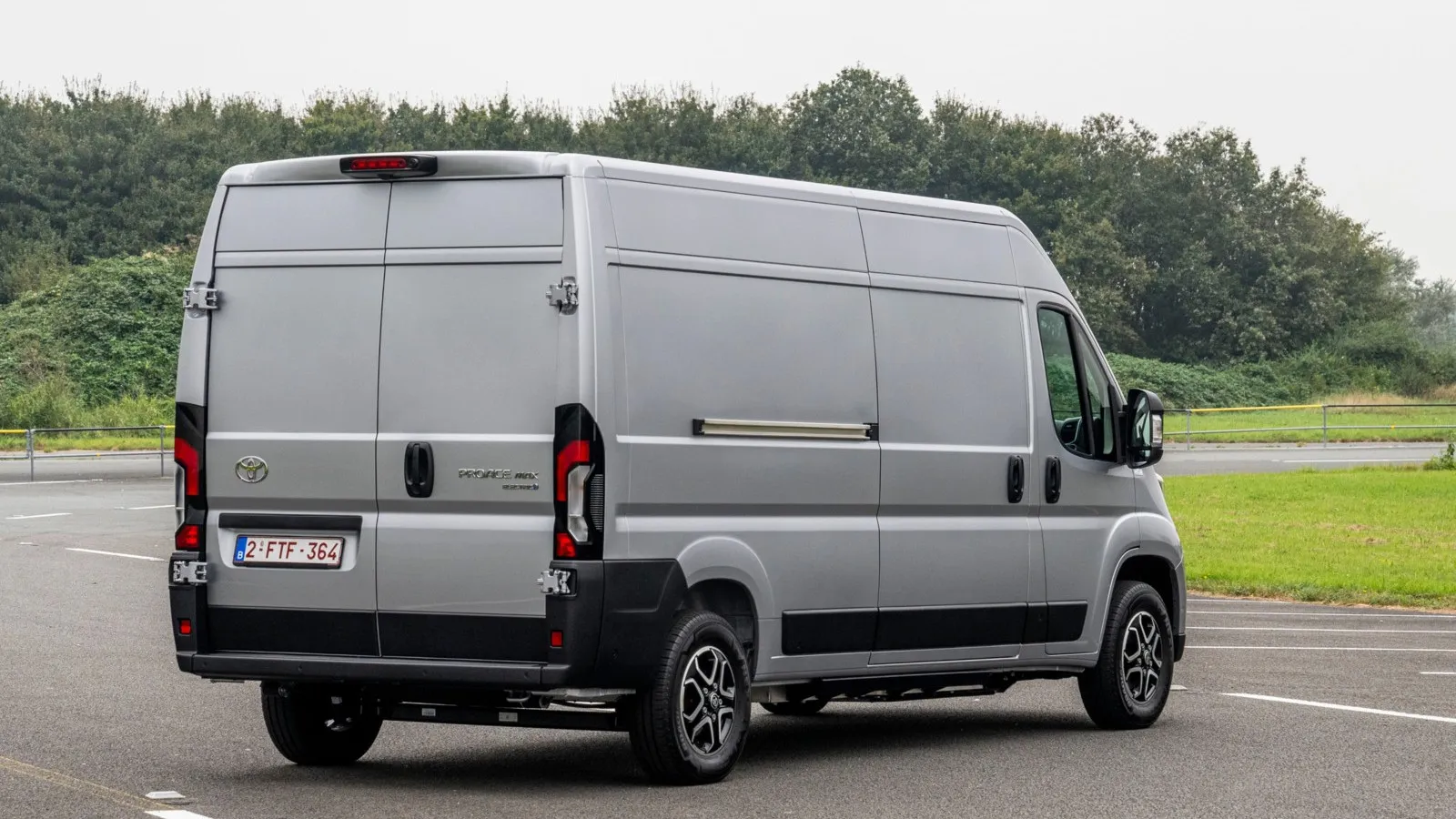 Dass es sich um einen E-Transporter handelt, ist von außen noch bei genauem Blick erkennbar.