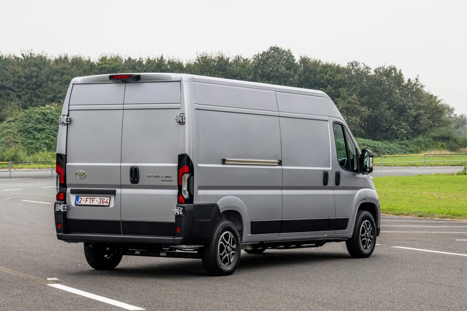 Dass es sich um einen E-Transporter handelt, ist von außen noch bei genauem Blick erkennbar.