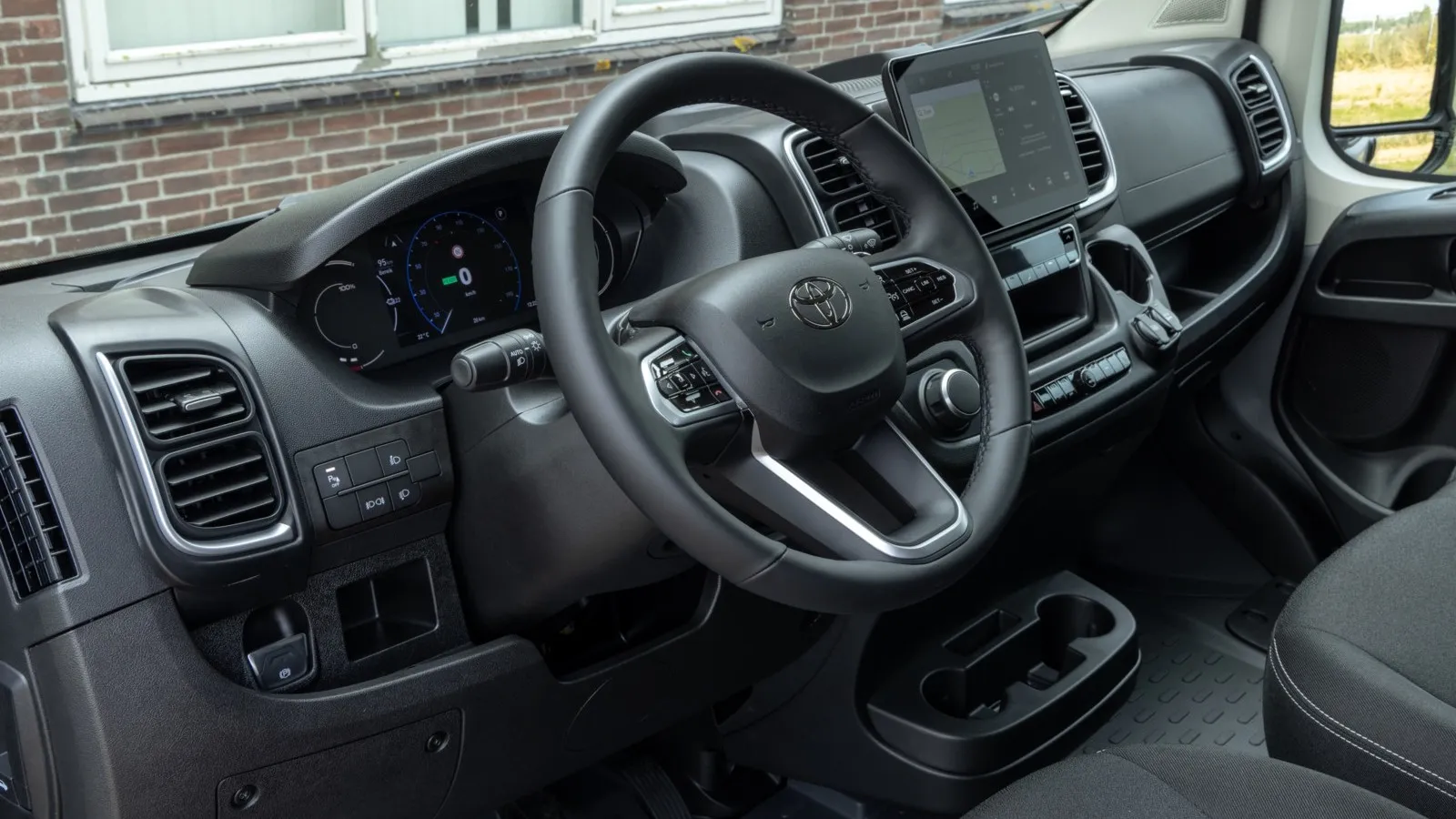 Das Cockpit im Proace Max ist modern und fast Pkw-artig eingerichtet.