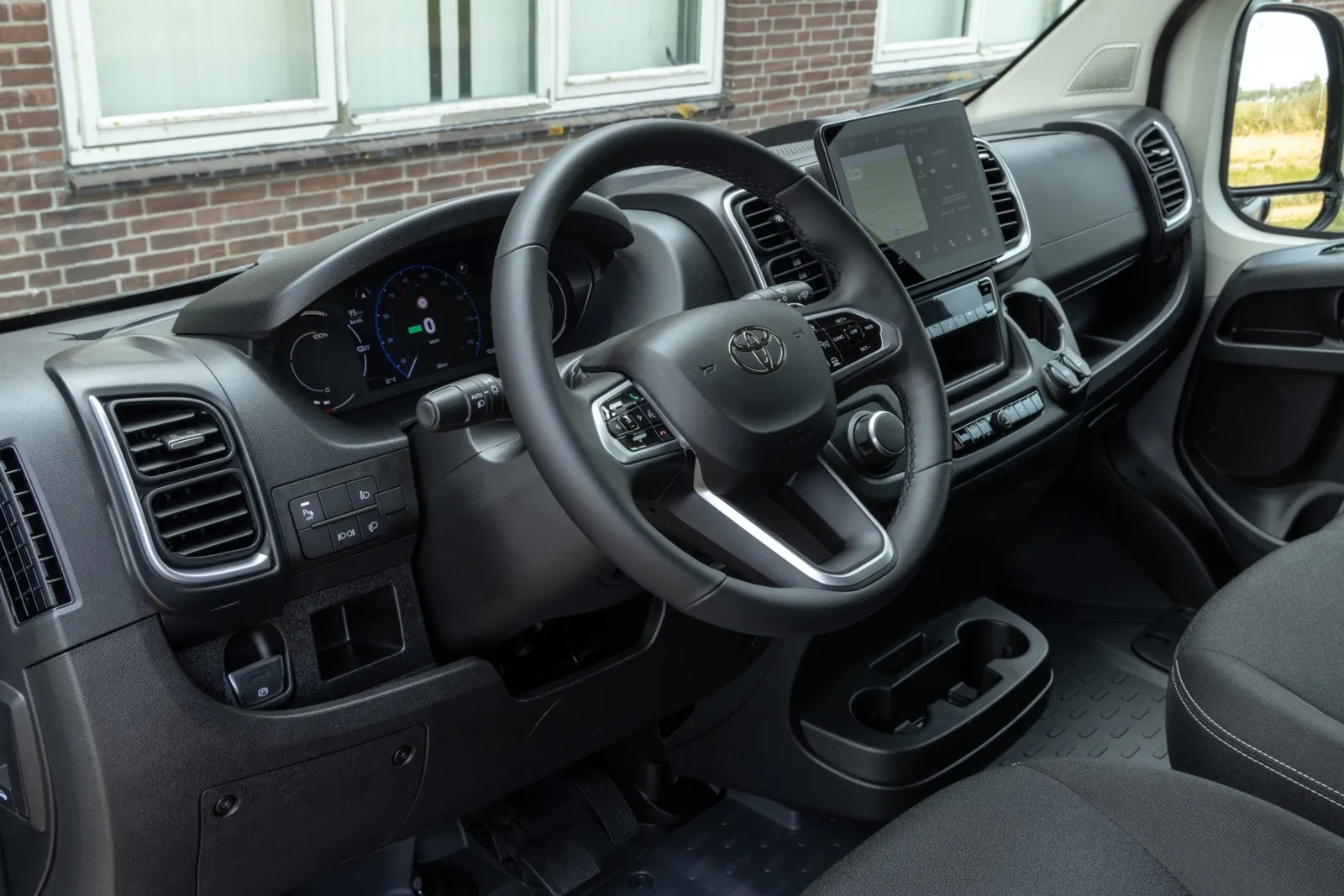 Das Cockpit im Proace Max ist modern und fast Pkw-artig eingerichtet.
