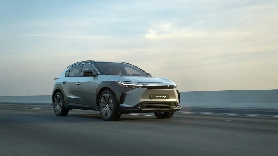 Mit dem bZ4 liefert Toyota viel zu spät ein Fahrzeug mit rein elektrischen Antrieb nach.