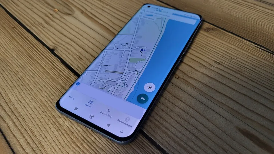 Sind Fahrzeuge mit Tracking-Technik ausgerüstet, lässt sich der aktuelle Standort auf dem Smartphone anzeigen.