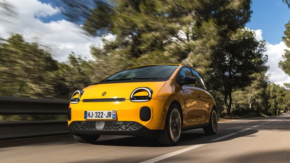 Der neue Renault Twingo E-Tech elektrisch greift das Design des Originals von 1992 auf und fährt elektrisch.