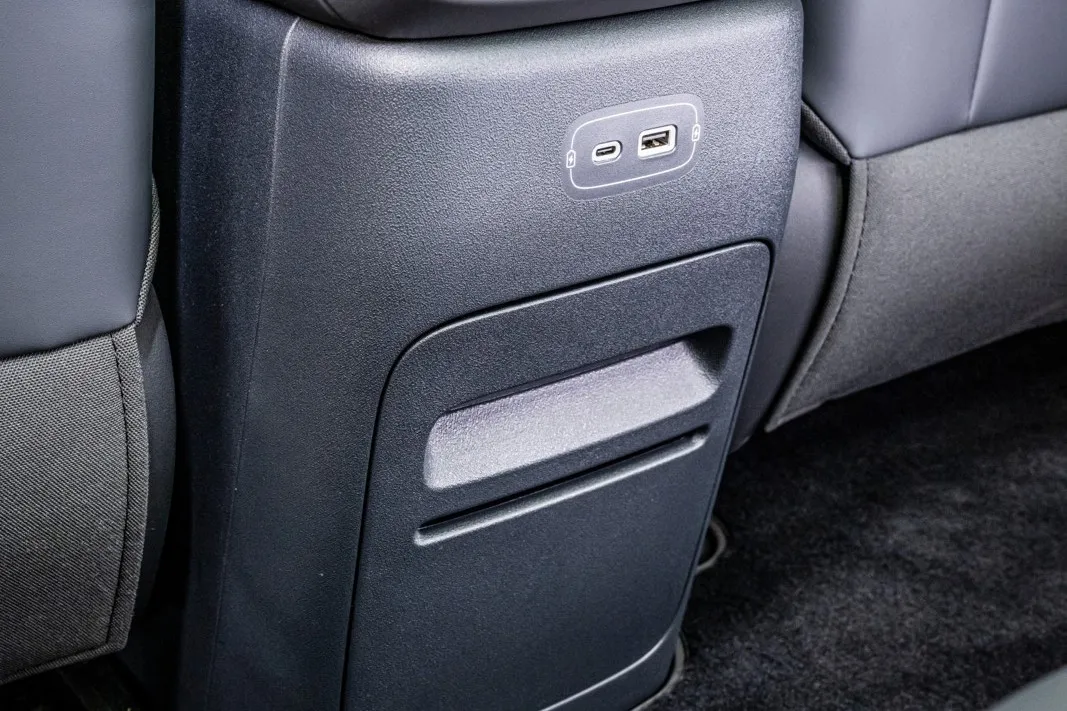 Für die Mitreisenden im Fond gibt es zwei USB-Anschlüsse.