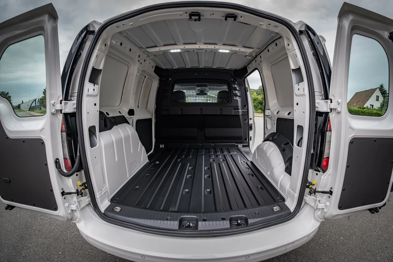 Das gibt es auch größer: Mit maximal 3,7 Kubikmetern Ladevolument in der Maxi-Variante grenzen die Hannoveraner den Einsatzbereich des Caddy ein.