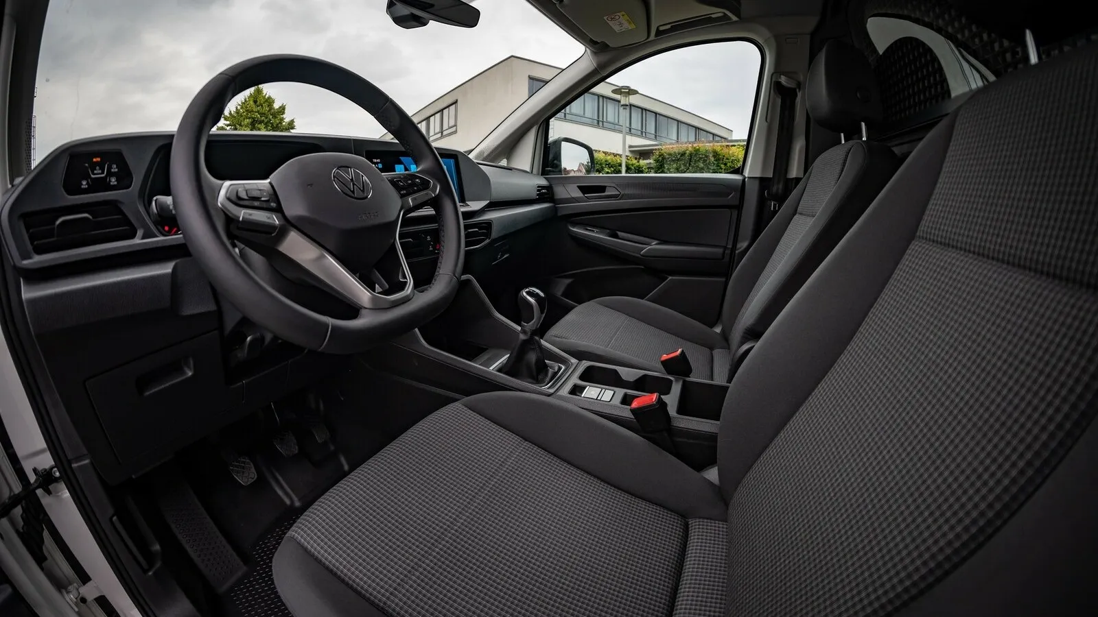 Modern und gemütlich: Das Golf-8-Cockpit wurde im Caddy ansatzweise übernommen. Digitale Optionen stehen auf einer langen Aufpreisliste.