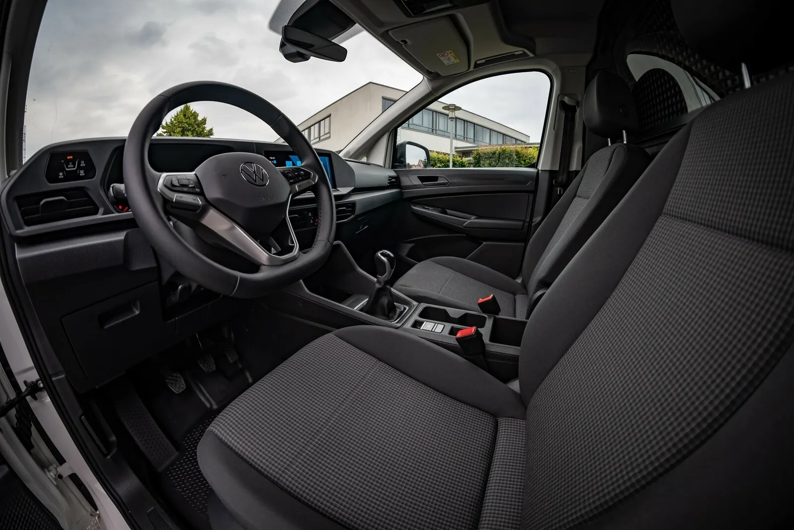 Modern und gemütlich: Das Golf-8-Cockpit wurde im Caddy ansatzweise übernommen. Digitale Optionen stehen auf einer langen Aufpreisliste.