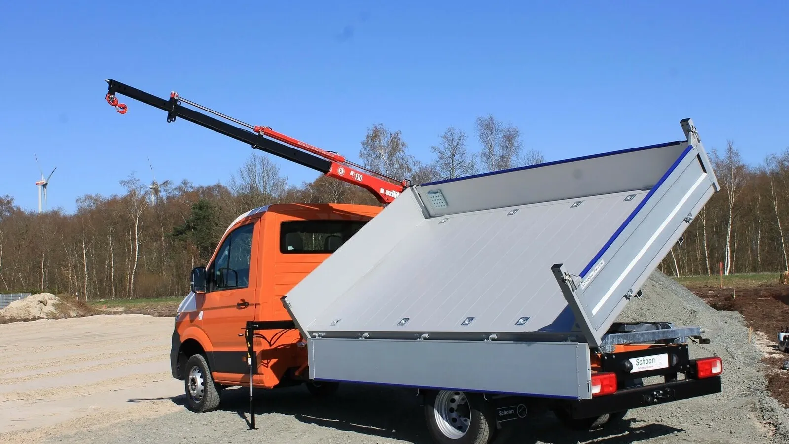 Der Transporter wird zum Lkw: Ein Seitenkipper auf Basis des VW Crafter mit Nivellierungsstützen und Maxikran.