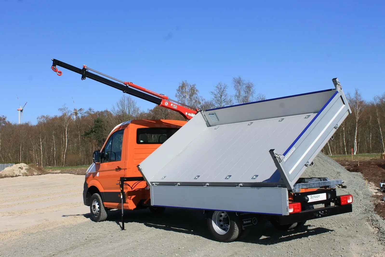 Der Transporter wird zum Lkw: Ein Seitenkipper auf Basis des VW Crafter mit Nivellierungsstützen und Maxikran.