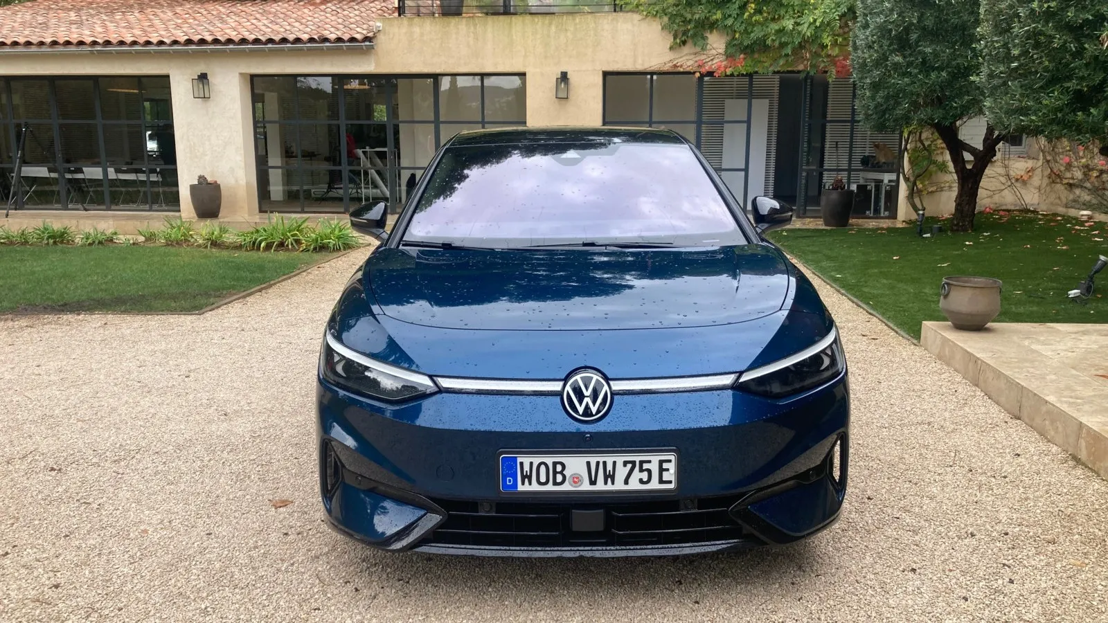 Der VW ID.7 steht auf der bewährten MEB-Plattform und kann auf der Autobahn mithilfe des sogenannten Travel Assist im autonomen Level 2 fahren, Tempo, Spur und Abstand halten und im Notfall bremsen.