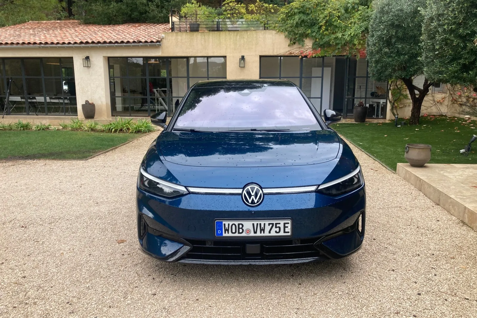 Der VW ID.7 steht auf der bewährten MEB-Plattform und kann auf der Autobahn mithilfe des sogenannten Travel Assist im autonomen Level 2 fahren, Tempo, Spur und Abstand halten und im Notfall bremsen.