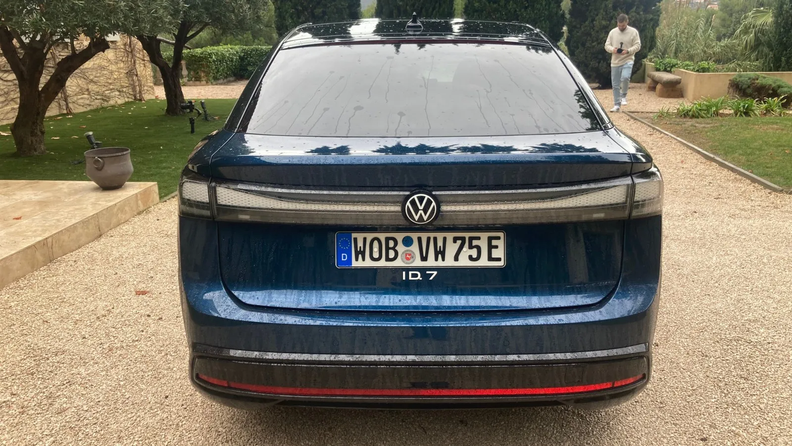 Die markante LED-Querspange am Heck der großen VW-Elektro-Limousine reicht nach außen bis in die umlaufenden LED-Rückleuchten hinein.