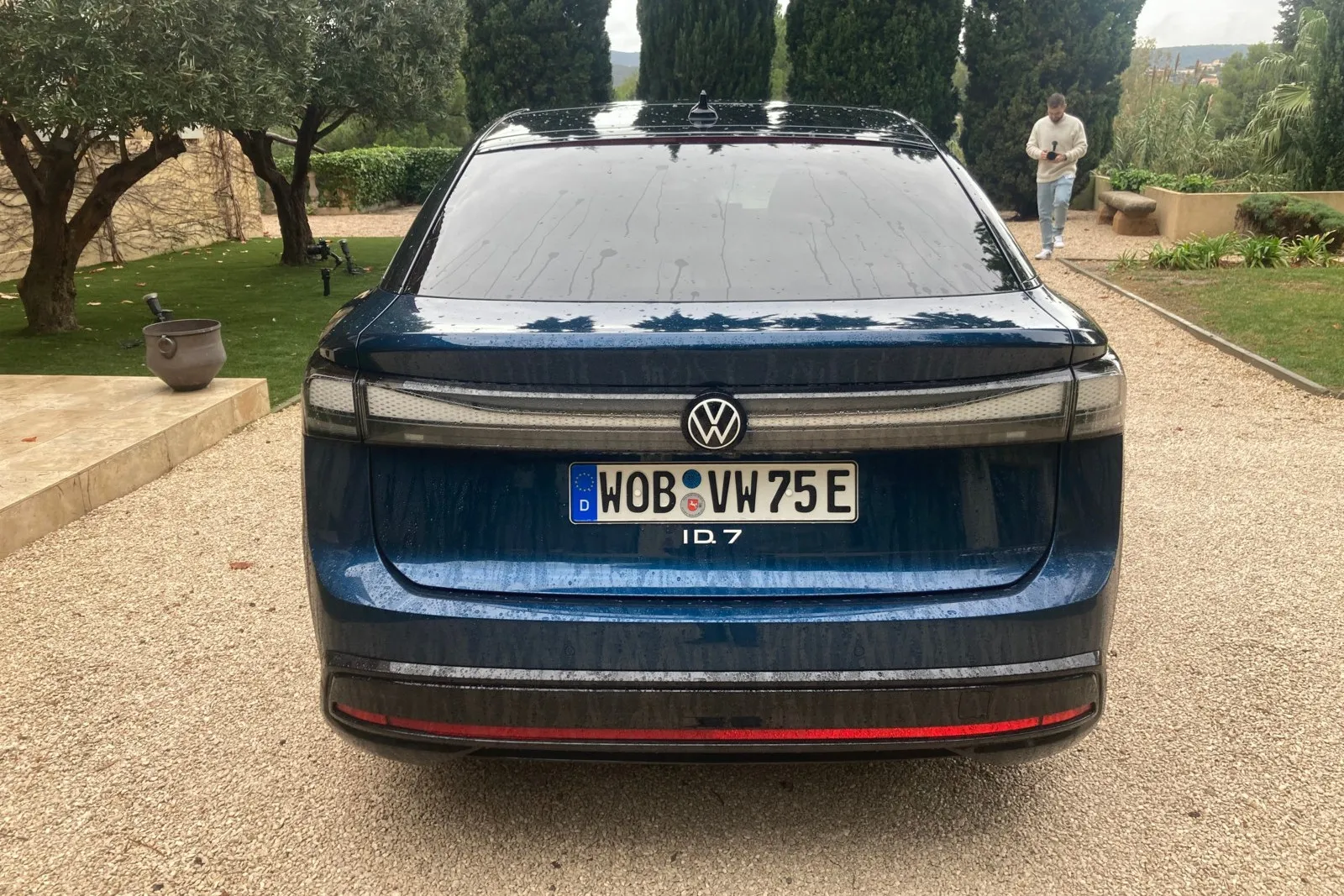 Die markante LED-Querspange am Heck der großen VW-Elektro-Limousine reicht nach außen bis in die umlaufenden LED-Rückleuchten hinein.