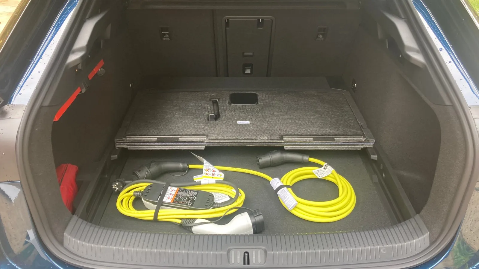Das Ladekabel können ID.7-Fahrerinnen und -Fahrer unter dem doppelten Ladeboden verstauen.