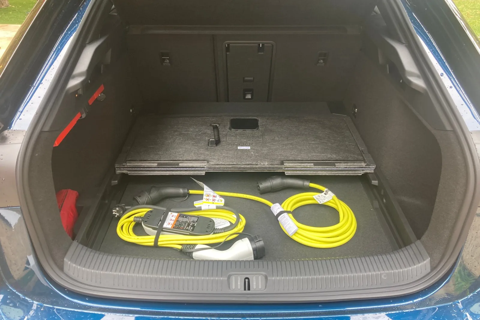 Das Ladekabel können ID.7-Fahrerinnen und -Fahrer unter dem doppelten Ladeboden verstauen.