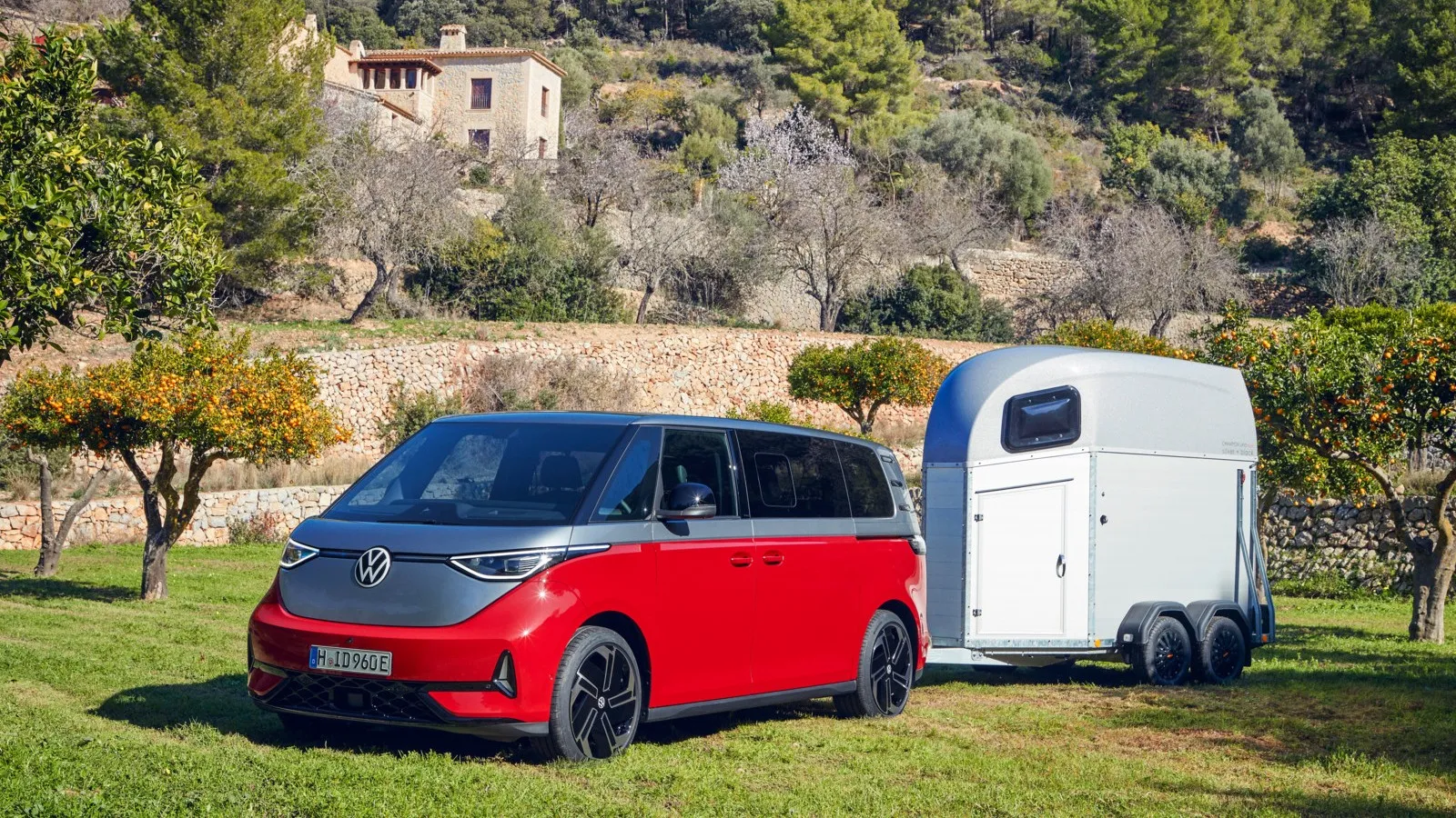 Bärenstarker Bulli: Mit seiner hohen Zugkraft empfiehlt sich der allradgetriebene ID. Buzz LWB GTX auch als elektrischer Lastenschlepper für Pferde-Trailer und Co. Fotos: VWN
