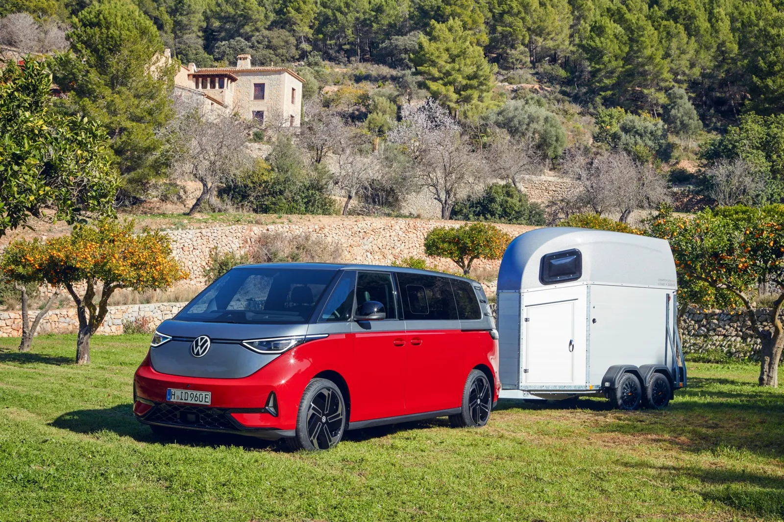 Bärenstarker Bulli: Mit seiner hohen Zugkraft empfiehlt sich der allradgetriebene ID. Buzz LWB GTX auch als elektrischer Lastenschlepper für Pferde-Trailer und Co. Fotos: VWN