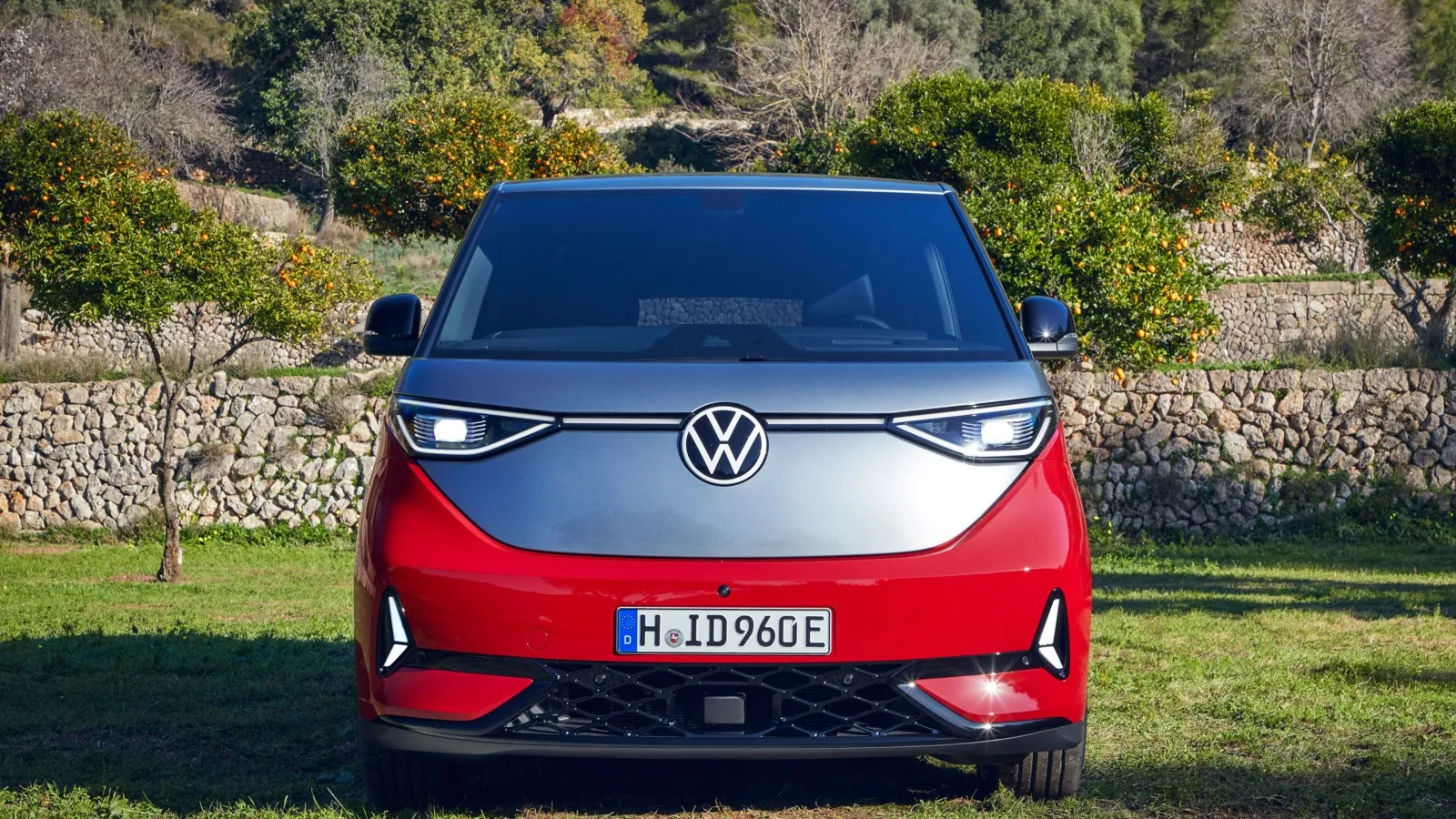Der ID. Buzz LWB wird optional mit dem größten jemals in einem VW realisierten Panoramadach erhältlich sein, in dessen smartem Mehrschichtglas eine Flüssigkristallfolie integriert ist, die elektronisch transparent oder blickdicht (Privacy-Modus mit Licht- und Wärmeschutz) geschaltet werden kann