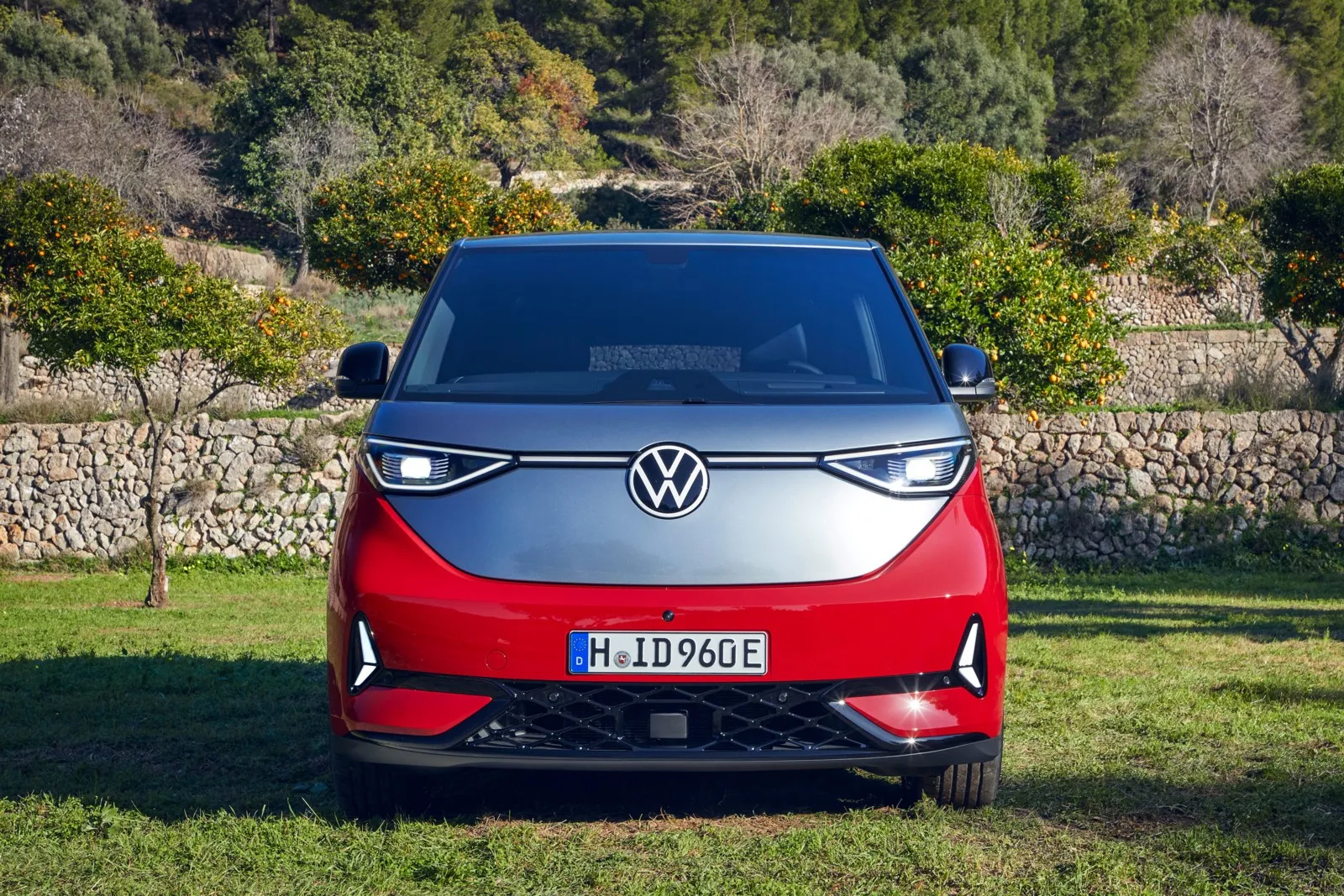 Der ID. Buzz LWB wird optional mit dem größten jemals in einem VW realisierten Panoramadach erhältlich sein, in dessen smartem Mehrschichtglas eine Flüssigkristallfolie integriert ist, die elektronisch transparent oder blickdicht (Privacy-Modus mit Licht- und Wärmeschutz) geschaltet werden kann