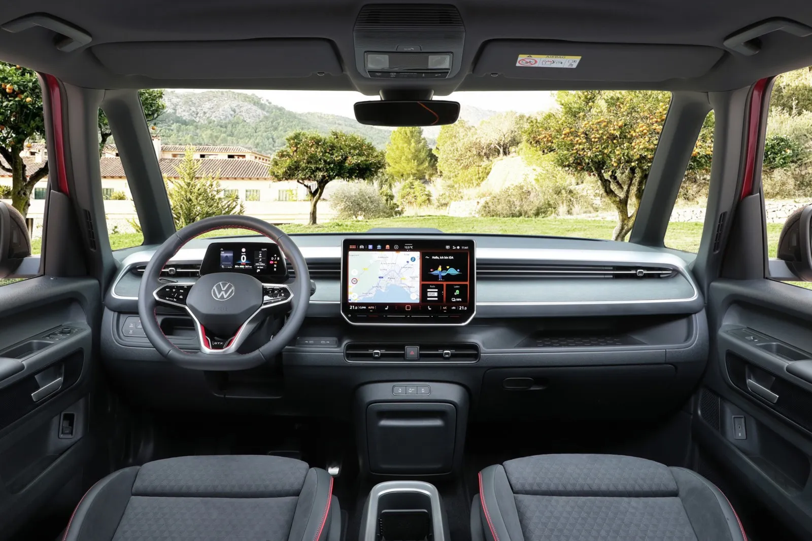 Hard- und Software-Update mit neuem Head-up-Display (optional) und verbessertem und schnellerem Infotainmentsystem (serienmäßig). Der neue Sprachassistent IDA hat zudem eine ChatGTP-Integration