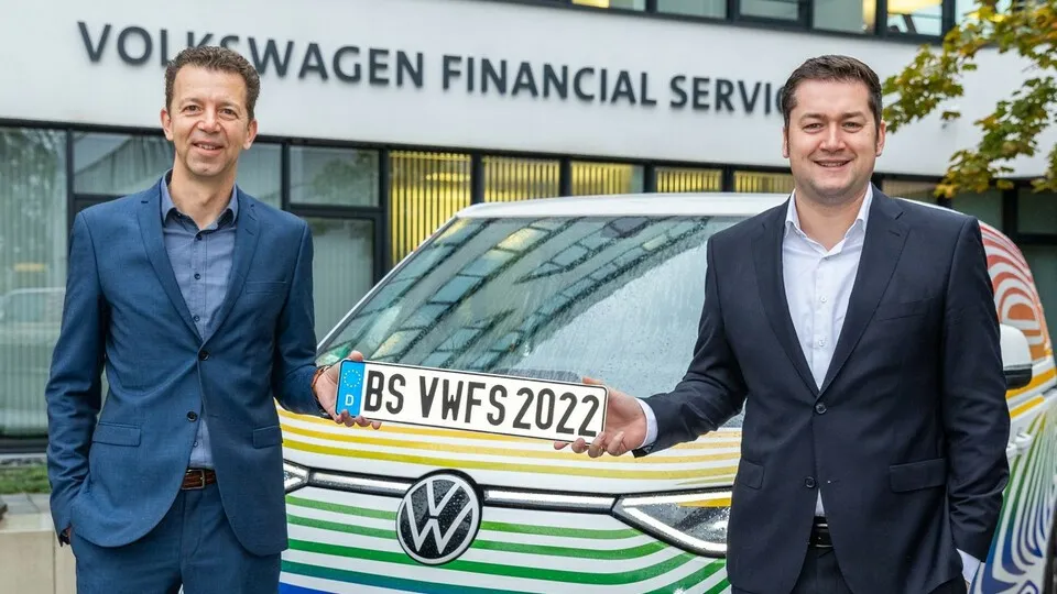 Konnten durch die Zusammenarbeit eine Grundlage für die Gesetzgebung schaffen: VWFS-Chef Christian Dahlheim und der Oberbürgermeister von Braunschweig, Thorsten Kornblum (von links).
