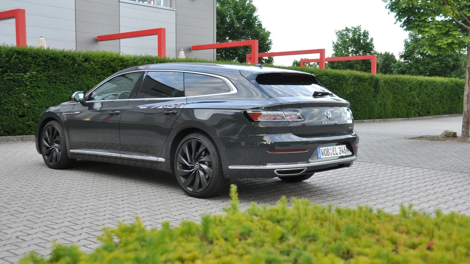Die Breitenbetonung der Radhäuser und passgenaue Räder im 20-Zoll-Format, sowie die flach und gestreckte Silhouette machen ihn zu einem ästhetischen und athletischen Auto.