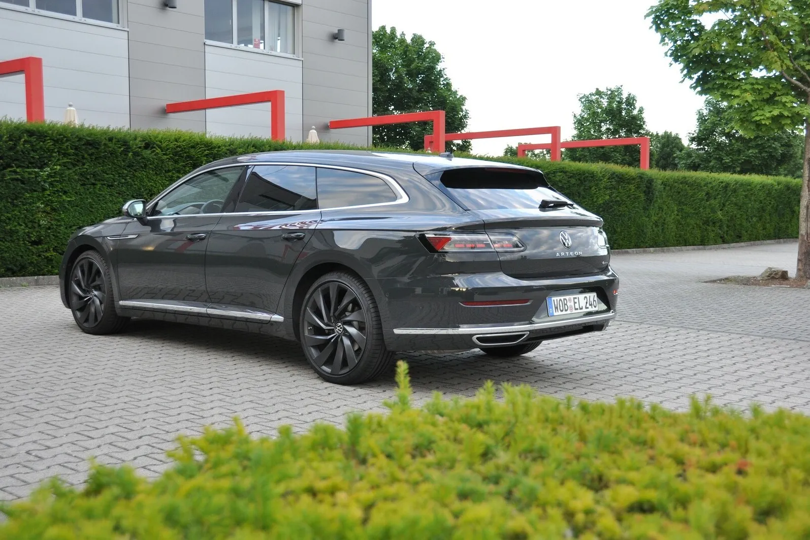 Die Breitenbetonung der Radhäuser und passgenaue Räder im 20-Zoll-Format, sowie die flach und gestreckte Silhouette machen ihn zu einem ästhetischen und athletischen Auto.