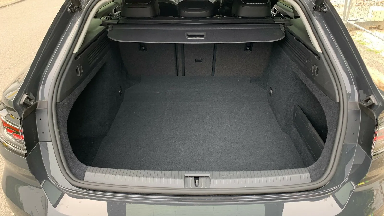 Der VW Arteon Shooting Brake 2.0 TDII 4motion bietet 565 bis 1.632 Liter Laderaum. Einzig der Gepäckraumboden, der deutlich tiefer als die Ladekante liegt, ist ein Kritikpunkt.