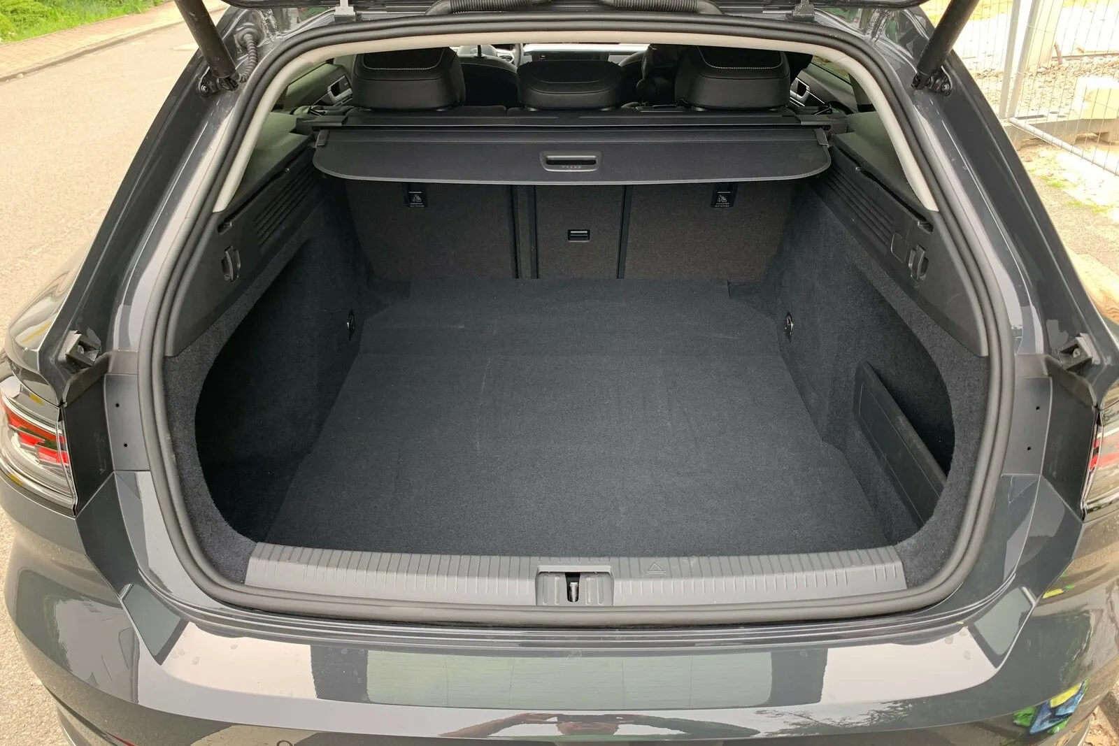 Der VW Arteon Shooting Brake 2.0 TDII 4motion bietet 565 bis 1.632 Liter Laderaum. Einzig der Gepäckraumboden, der deutlich tiefer als die Ladekante liegt, ist ein Kritikpunkt.