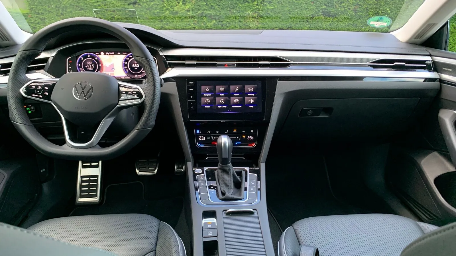 Ab Werk sind im VW Arteon Shooting Brake 2.0 TDI 4motion ein Radio mit acht Lautsprechern, sowie das Navigationssystem Discover Media an Bord, das aber, wie das gesamte Infotainmentsystem, etwas schneller hochfahren könnte.