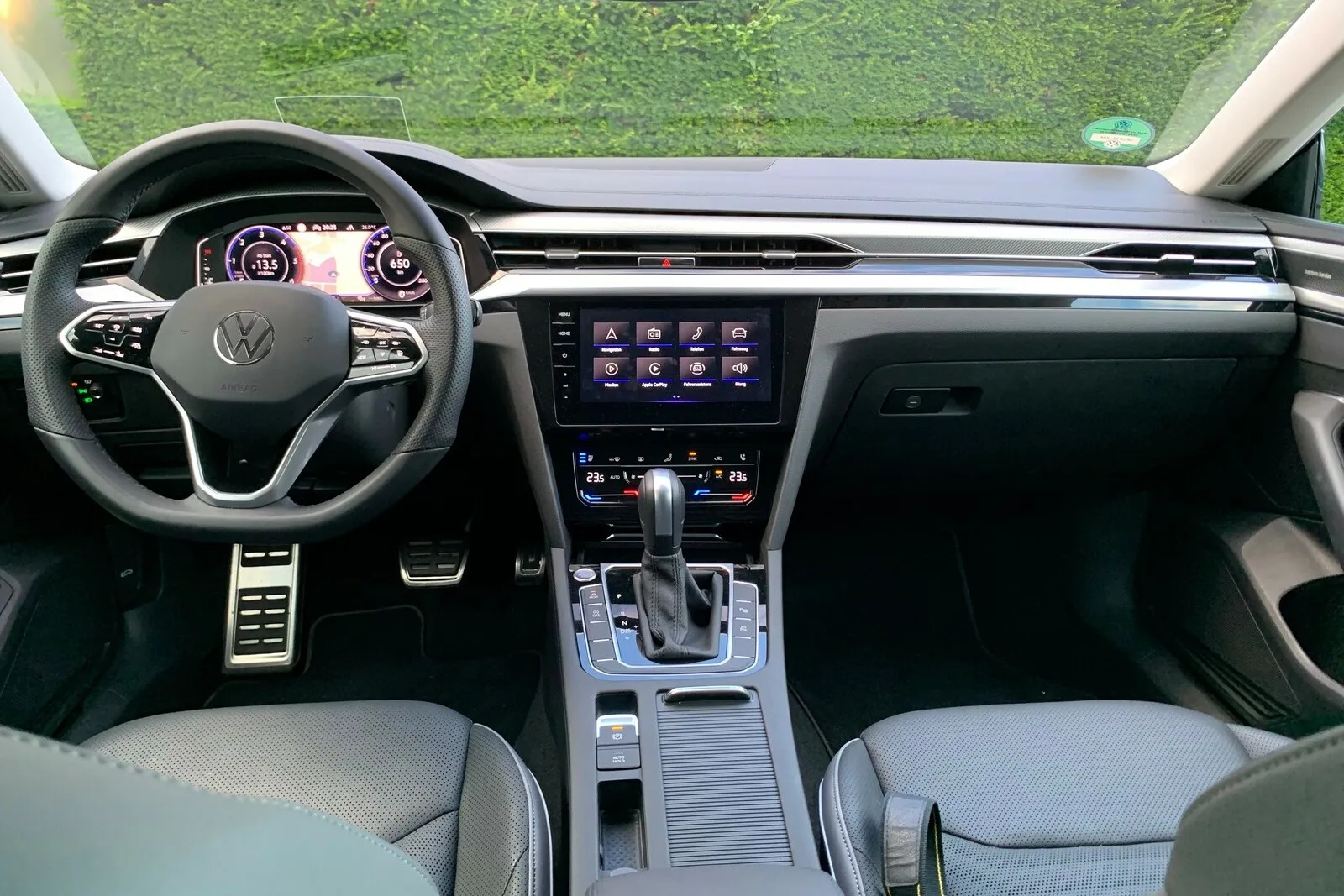 Ab Werk sind im VW Arteon Shooting Brake 2.0 TDI 4motion ein Radio mit acht Lautsprechern, sowie das Navigationssystem Discover Media an Bord, das aber, wie das gesamte Infotainmentsystem, etwas schneller hochfahren könnte.