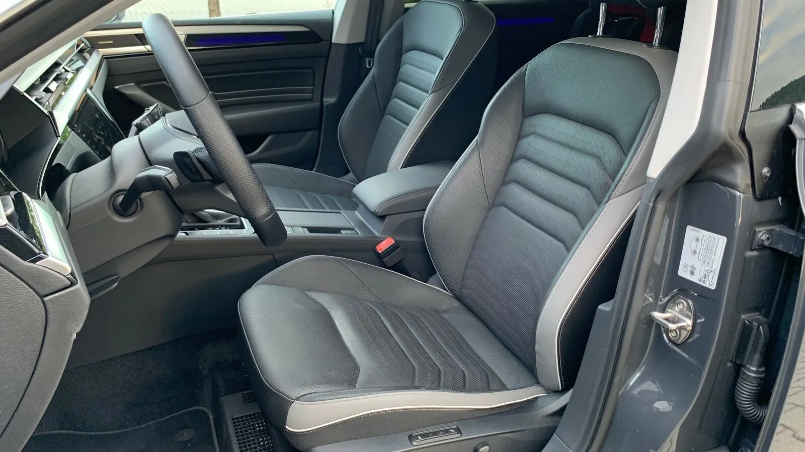 Fahrer und Beifahrer sitzen bequem auf gut geformten reichlich Seitenhalt bietenden ergo Active-Sportsitzen samt Massagefunktion auf der Fahrerseite.