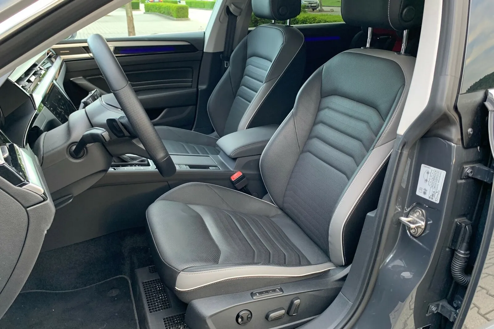 Fahrer und Beifahrer sitzen bequem auf gut geformten reichlich Seitenhalt bietenden ergo Active-Sportsitzen samt Massagefunktion auf der Fahrerseite.