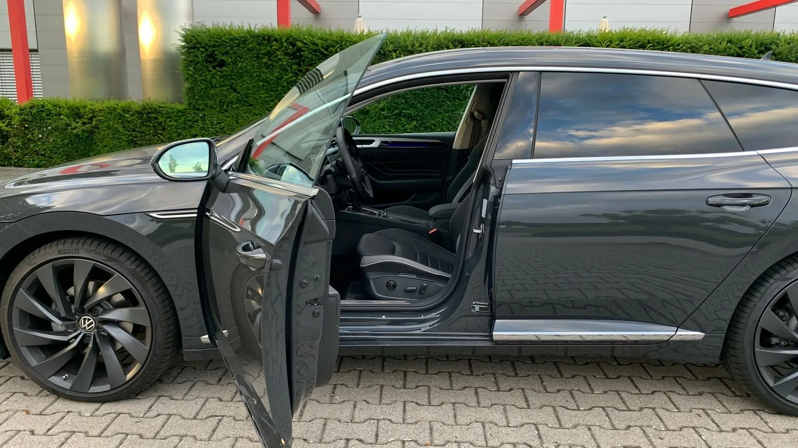 Der Zug am Türgriff entriegelt schlüssellos den Arteon, sanft senkt sich ein Stück das Glas der Seitenscheibe in der rahmenlosen Tür und Fahrer und Beifahrer können so in den großzügig geschnittenen Innenraum bequem einsteigen.