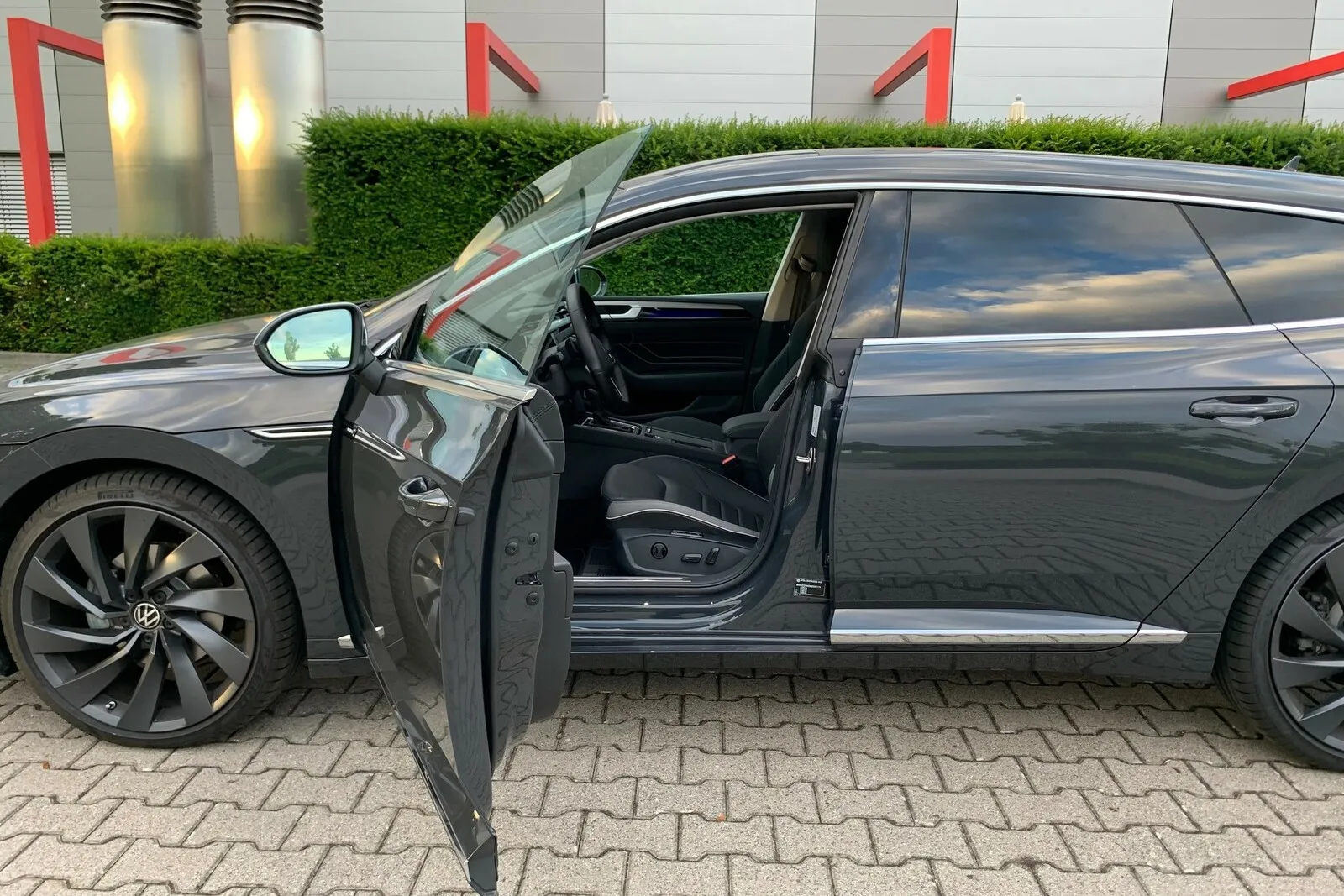 Der Zug am Türgriff entriegelt schlüssellos den Arteon, sanft senkt sich ein Stück das Glas der Seitenscheibe in der rahmenlosen Tür und Fahrer und Beifahrer können so in den großzügig geschnittenen Innenraum bequem einsteigen.