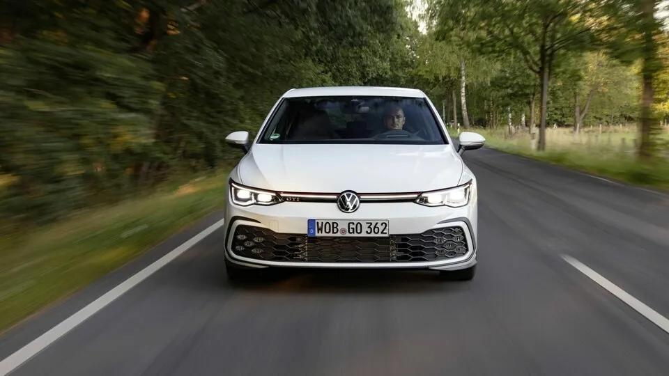 Schon in der Kompaktklasse weicht die Fahrzeugbreite mit Außenspiegel stark von der angegeben Fahrzeugbreite ab – in der Regel zwischen vier und acht Zentimetern.