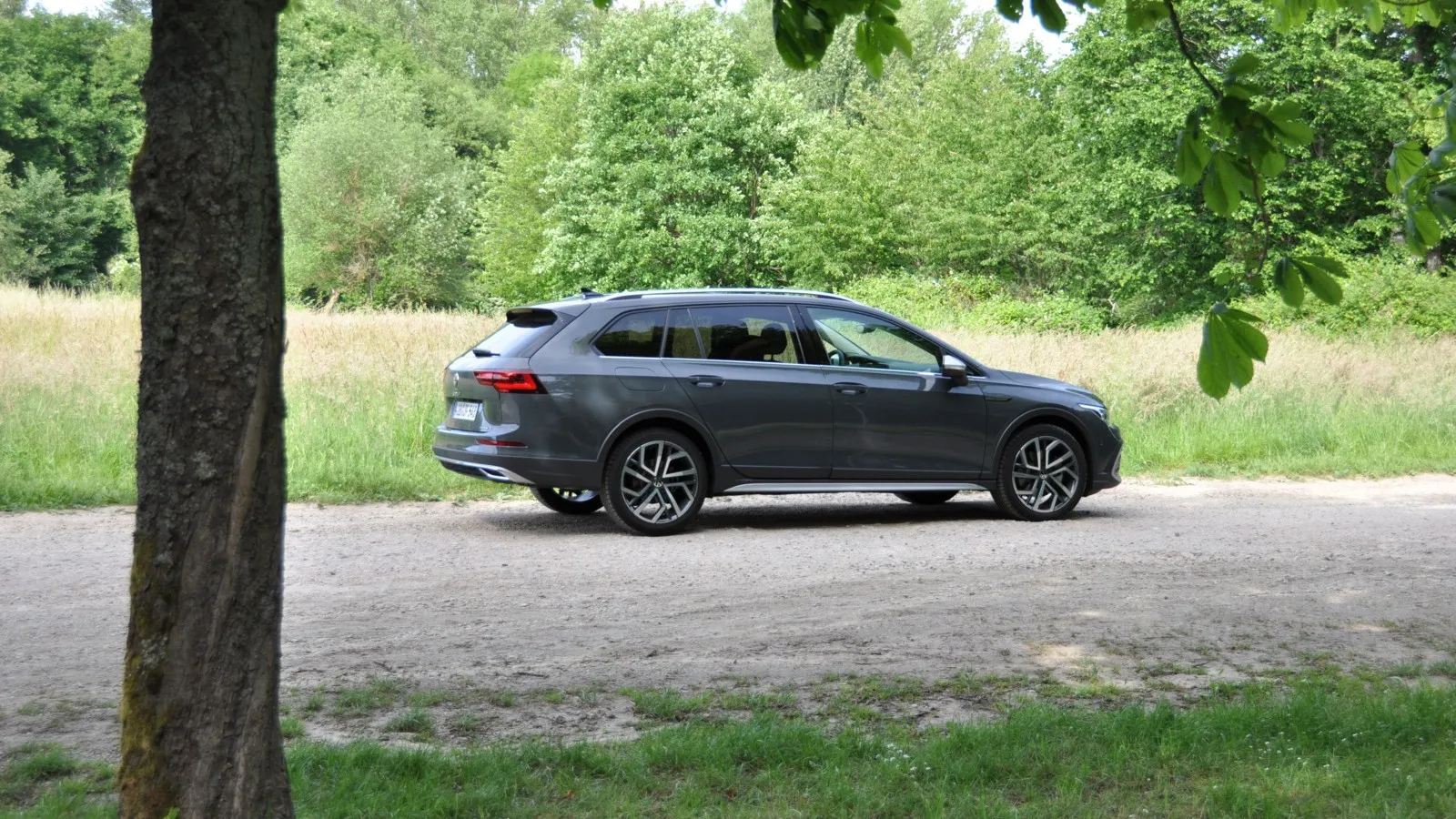 Als Crossover aus Golf Variant und Eigenschaften der SUV-Welt wird der Golf Alltrack serienmäßig mit permanentem Allradantrieb (4 Motion), 15 Millimeter erhöhter Bodenfreiheit und McPherson-Vorderachse mit einer Mehrlenker-Hinterachse angeboten.