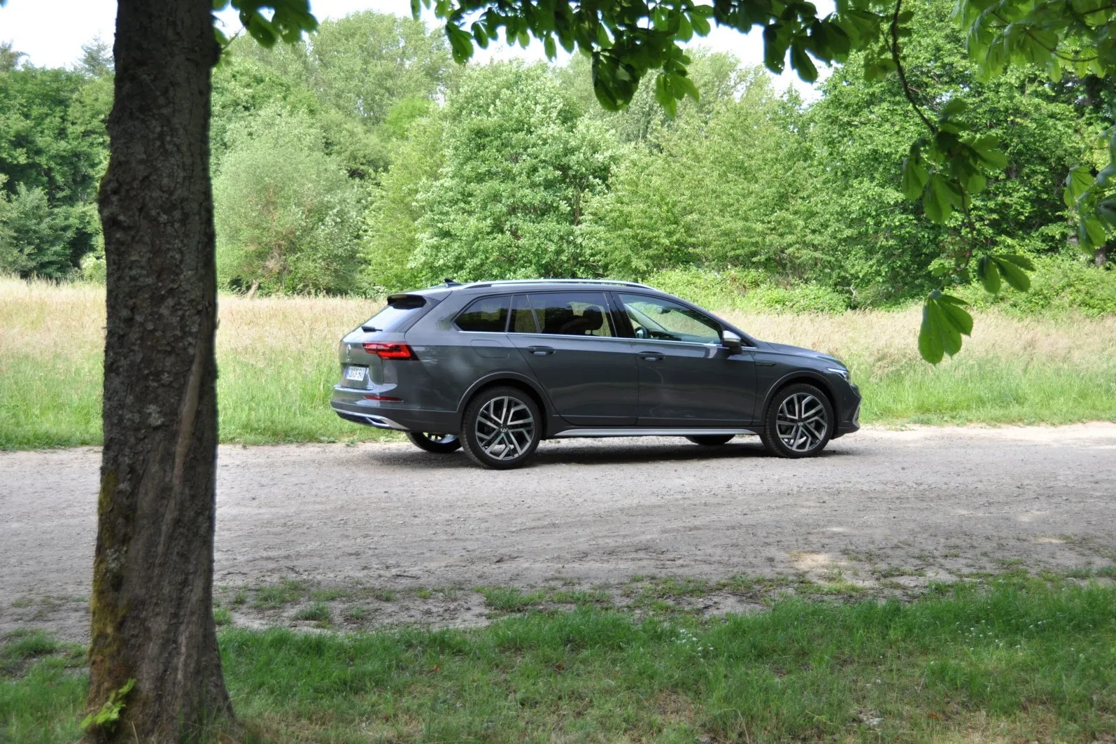 Als Crossover aus Golf Variant und Eigenschaften der SUV-Welt wird der Golf Alltrack serienmäßig mit permanentem Allradantrieb (4 Motion), 15 Millimeter erhöhter Bodenfreiheit und McPherson-Vorderachse mit einer Mehrlenker-Hinterachse angeboten.