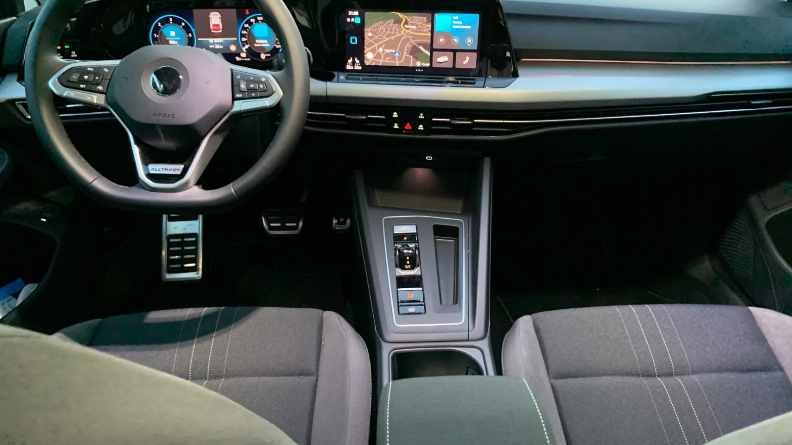 Der Arbeitsplatz des Fahrers ist ergonomisch angeordnet. Im Blickfeld sind stets die serienmäßig digitalen Instrumente des Digital Cockpit Pro mit einem 10 Zoll großen Display und dem ebenfalls serienmäßigen Infotainmentsystem Discover Media, das auch Apple Car-Play und Android Auto drahtlos unterstützt, mit einem 10,0-Zoll-Touchscreen sowie einem Multifunktionslenkrad.