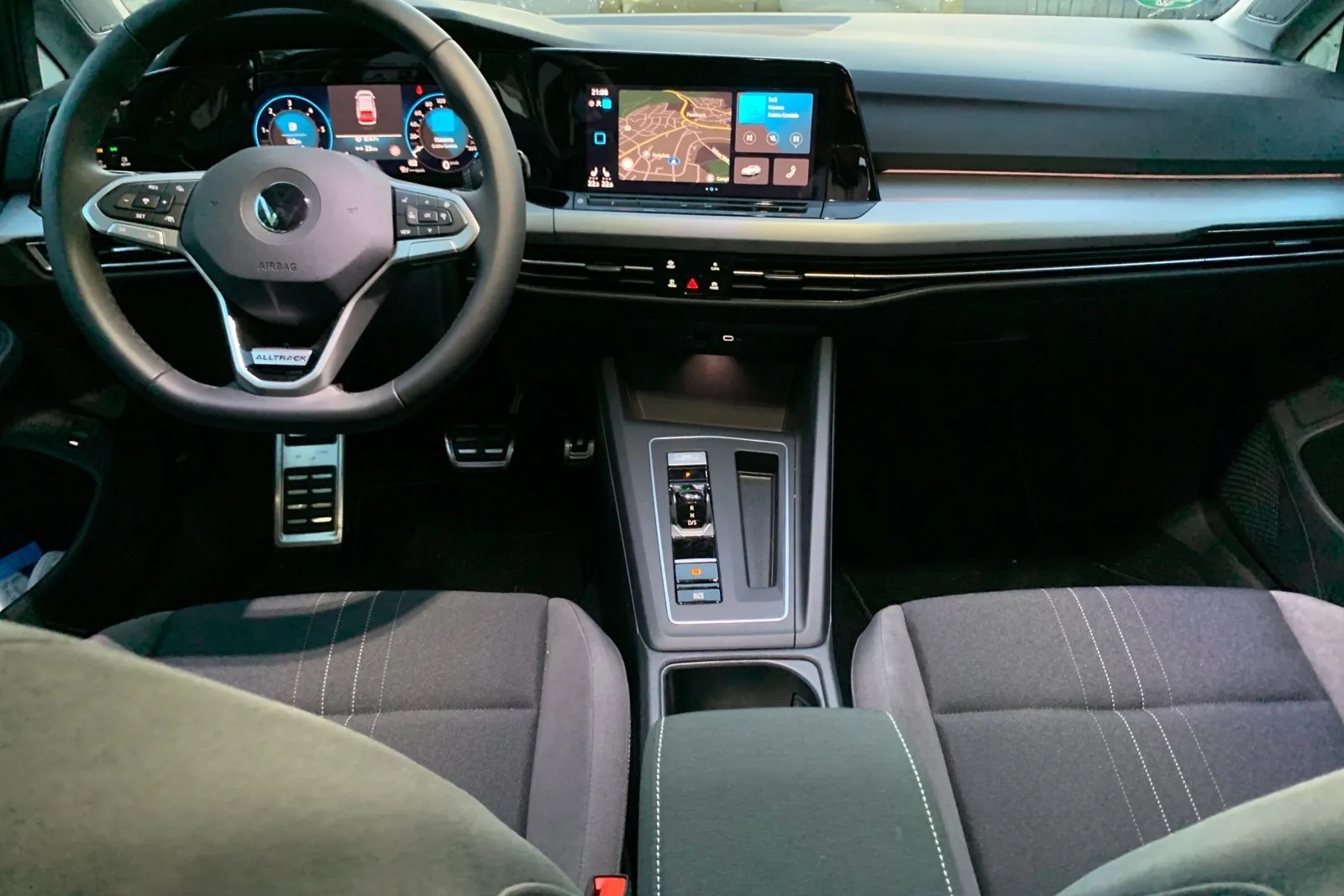Der Arbeitsplatz des Fahrers ist ergonomisch angeordnet. Im Blickfeld sind stets die serienmäßig digitalen Instrumente des Digital Cockpit Pro mit einem 10 Zoll großen Display und dem ebenfalls serienmäßigen Infotainmentsystem Discover Media, das auch Apple Car-Play und Android Auto drahtlos unterstützt, mit einem 10,0-Zoll-Touchscreen sowie einem Multifunktionslenkrad.