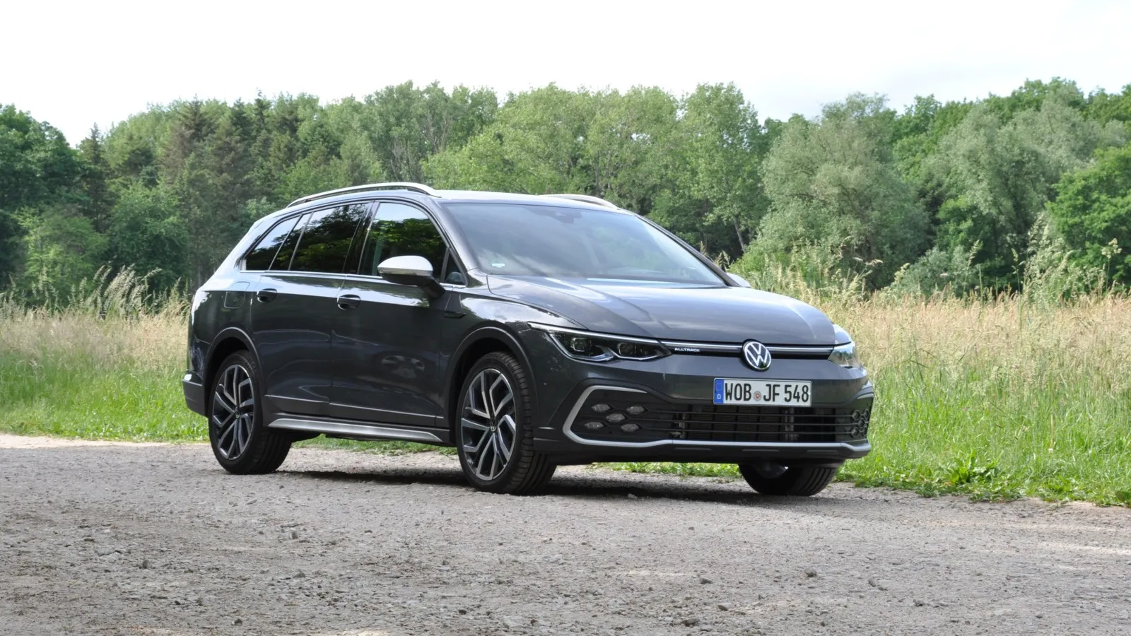 Als einziges Variant-Modell ist der Golf Alltrack serienmäßig mit einer LED-Lichtleiste im Kühlergrill (zwischen den LED-Plus-Scheinwerfern) sowie LED-Nebelscheinwerfern in einer markanten X-Formation ausgestattet.