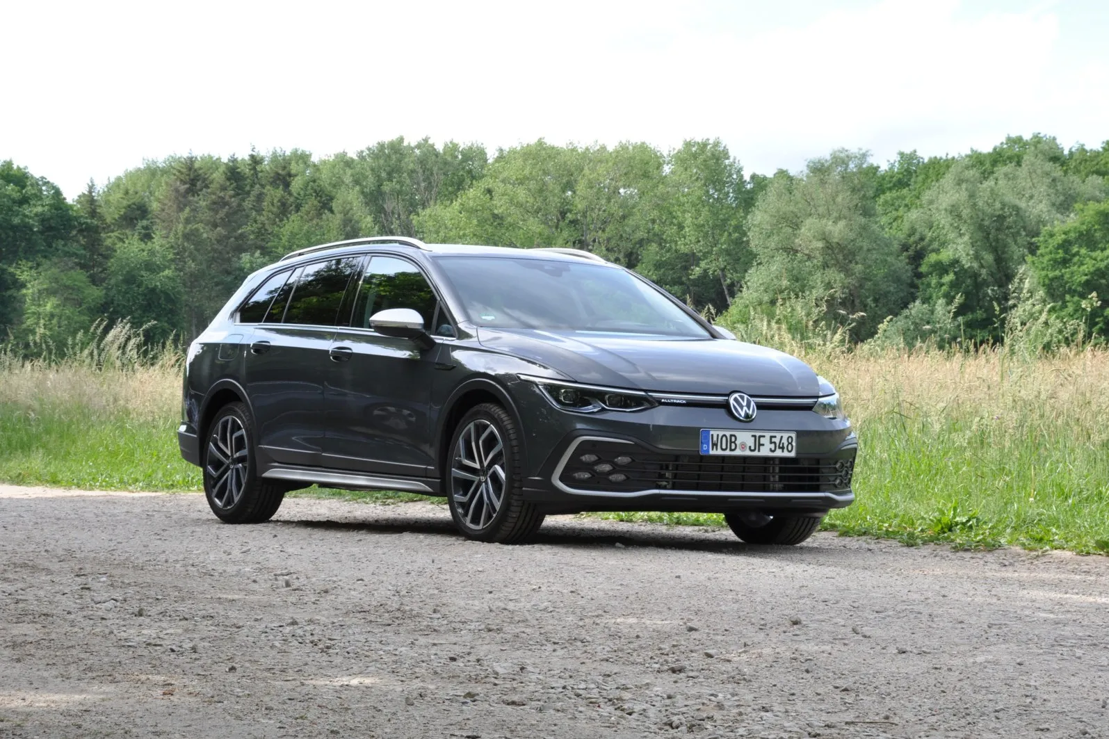 Als einziges Variant-Modell ist der Golf Alltrack serienmäßig mit einer LED-Lichtleiste im Kühlergrill (zwischen den LED-Plus-Scheinwerfern) sowie LED-Nebelscheinwerfern in einer markanten X-Formation ausgestattet.