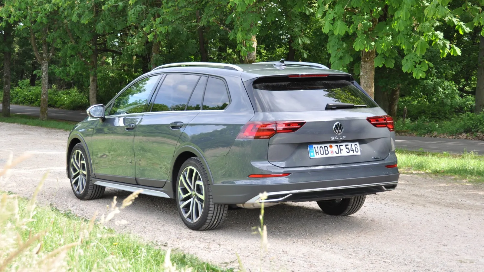 Optisch wird die leichte Geländegängigkeit des Golfs durch eine Allterrain-Optik unterstrichen, die auch einen gewissen Karosserie- und Lackschutz bieten. Dazu gehören Stoßfänger, Schweller- und Radlaufverbreiterungen in mattiertem Kunststoff sowie einem serienmäßigen Triebwerkunterschutz, der für 227 Euro Aufpreis (alle genannten Preise zzgl. USt.) einen zusätzlichen Steinschlagschutz bieten soll.