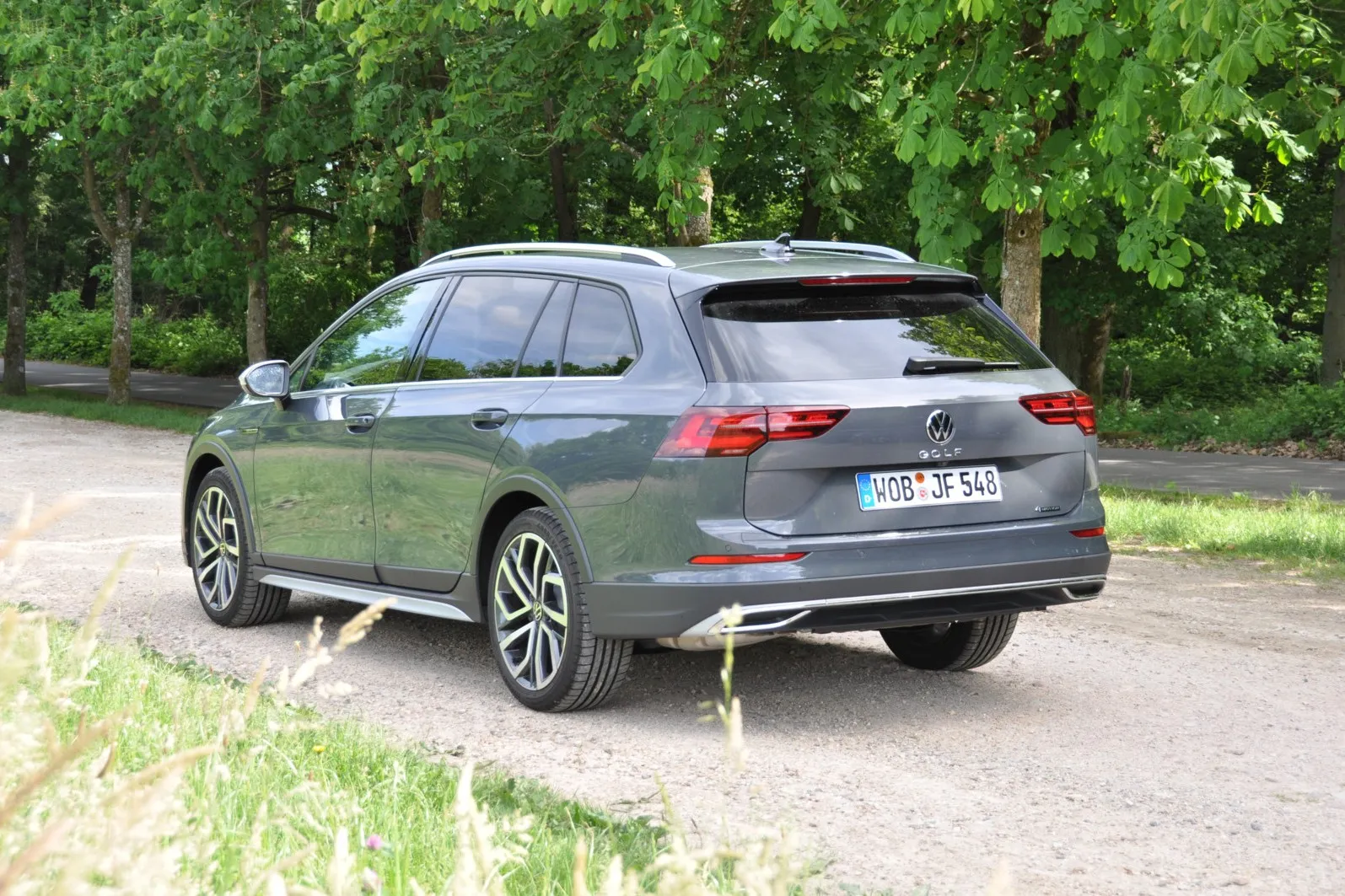 Optisch wird die leichte Geländegängigkeit des Golfs durch eine Allterrain-Optik unterstrichen, die auch einen gewissen Karosserie- und Lackschutz bieten. Dazu gehören Stoßfänger, Schweller- und Radlaufverbreiterungen in mattiertem Kunststoff sowie einem serienmäßigen Triebwerkunterschutz, der für 227 Euro Aufpreis (alle genannten Preise zzgl. USt.) einen zusätzlichen Steinschlagschutz bieten soll.