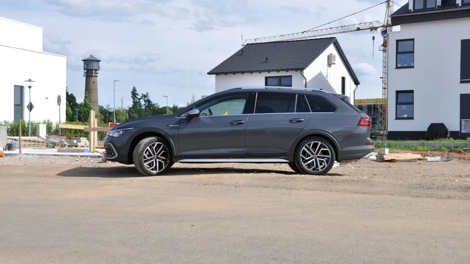 Der VW Golf Alltrack ist ein Allrounder im Fuhrpark. Mit dem 2.0-Liter-Diesel mit 200 PS, der auch im Golf GTD seine Dienste verrichtet, ist man sowohl bei Langstrecken- und Überlandfahrten, im Stadtverkehr und auf unbefestigten Wegen durch seine höhere Bodenfreiheit  gut unterwegs.