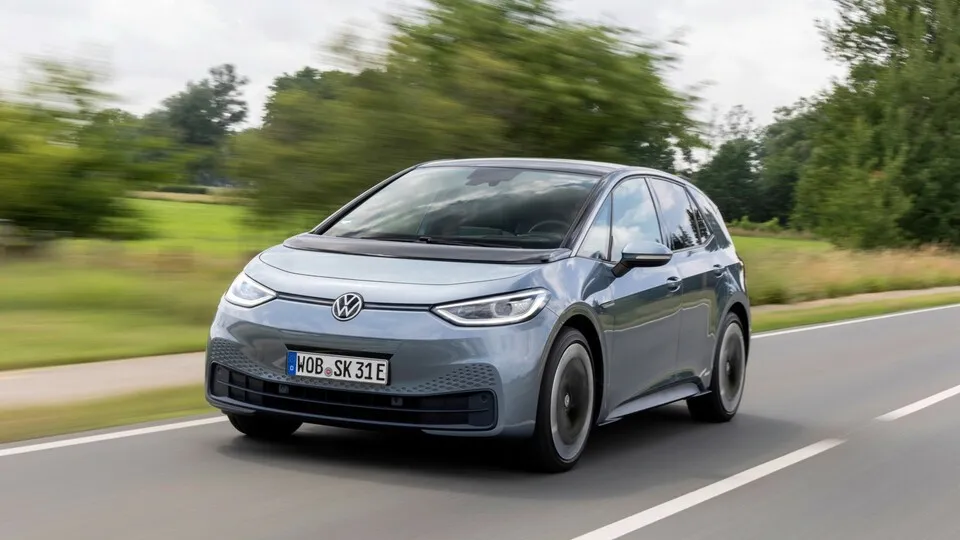 Der ID.3 verbraucht im Winter deutlich mehr als im Sommer. Im Vergleich zu einem Golf mit Dieselmotor bleibt er insgesamt dennoch deutlich effizienter