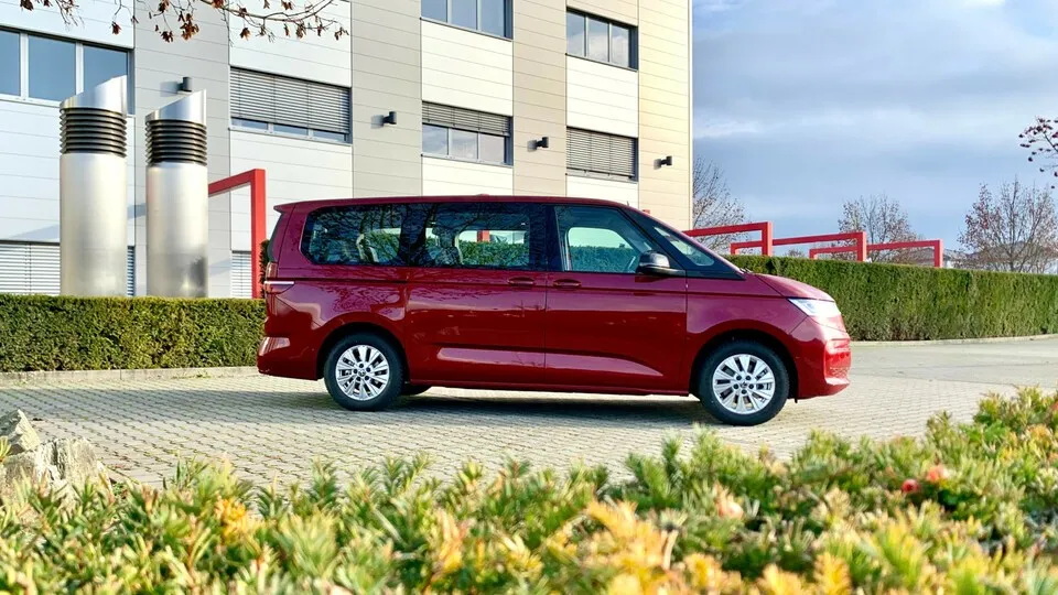 Mit dem T7 ist die Motorhaube noch ein bisschen mehr nach vorne gezogen worden und hilft somit den Luftwiderstand zu reduzieren.