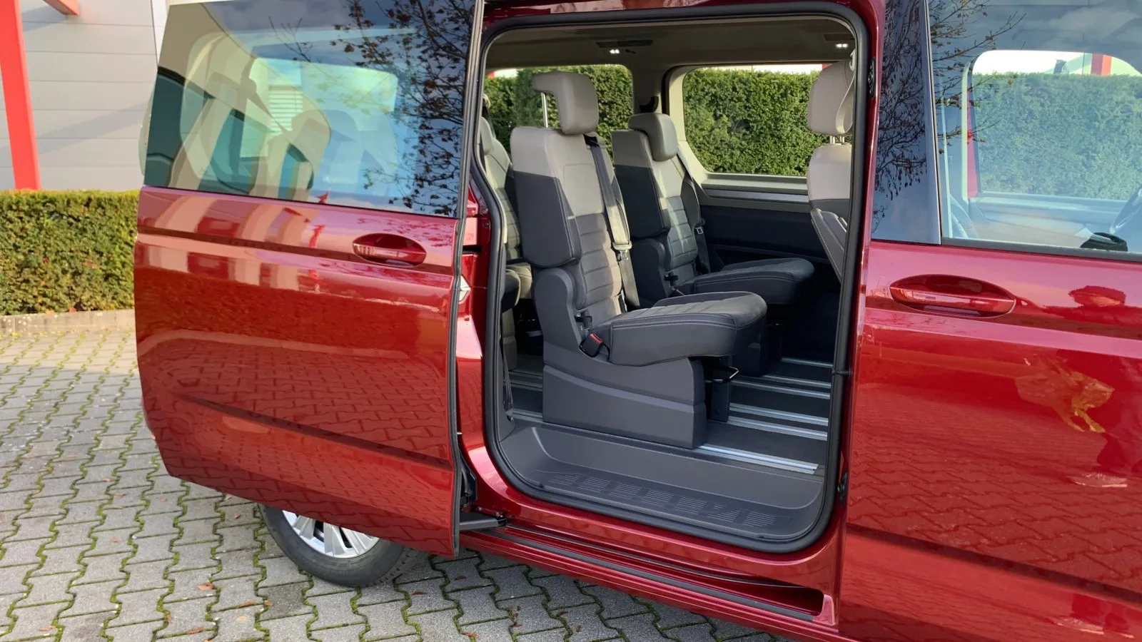 Der Zustieg auf die hinteren Plätze des W Multivan T7 erfolgt über die serienmäßig beidseitigen Schiebetüren, die sich optional motorisiert öffnen und schließen können.