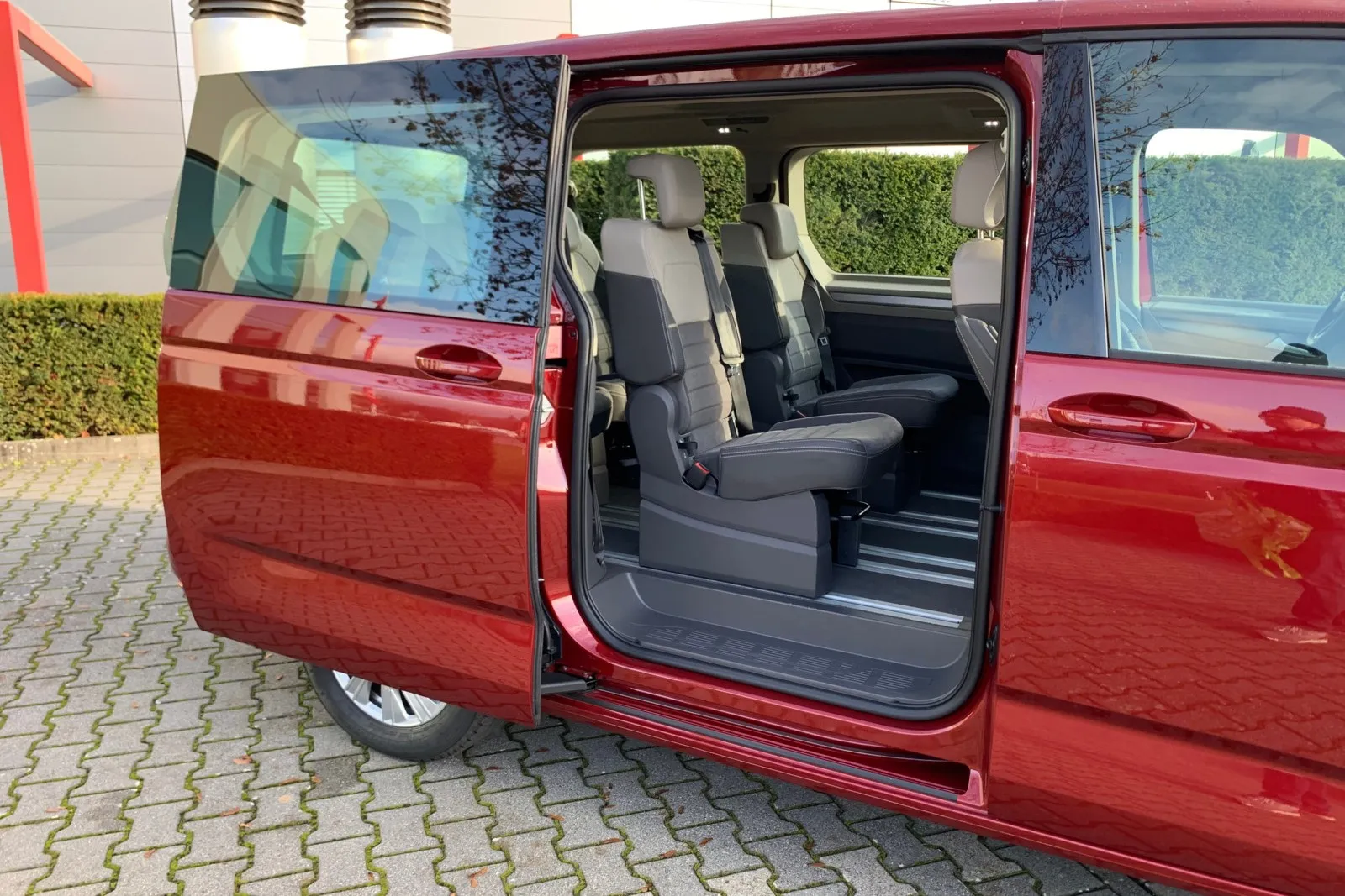Der Zustieg auf die hinteren Plätze des W Multivan T7 erfolgt über die serienmäßig beidseitigen Schiebetüren, die sich optional motorisiert öffnen und schließen können.