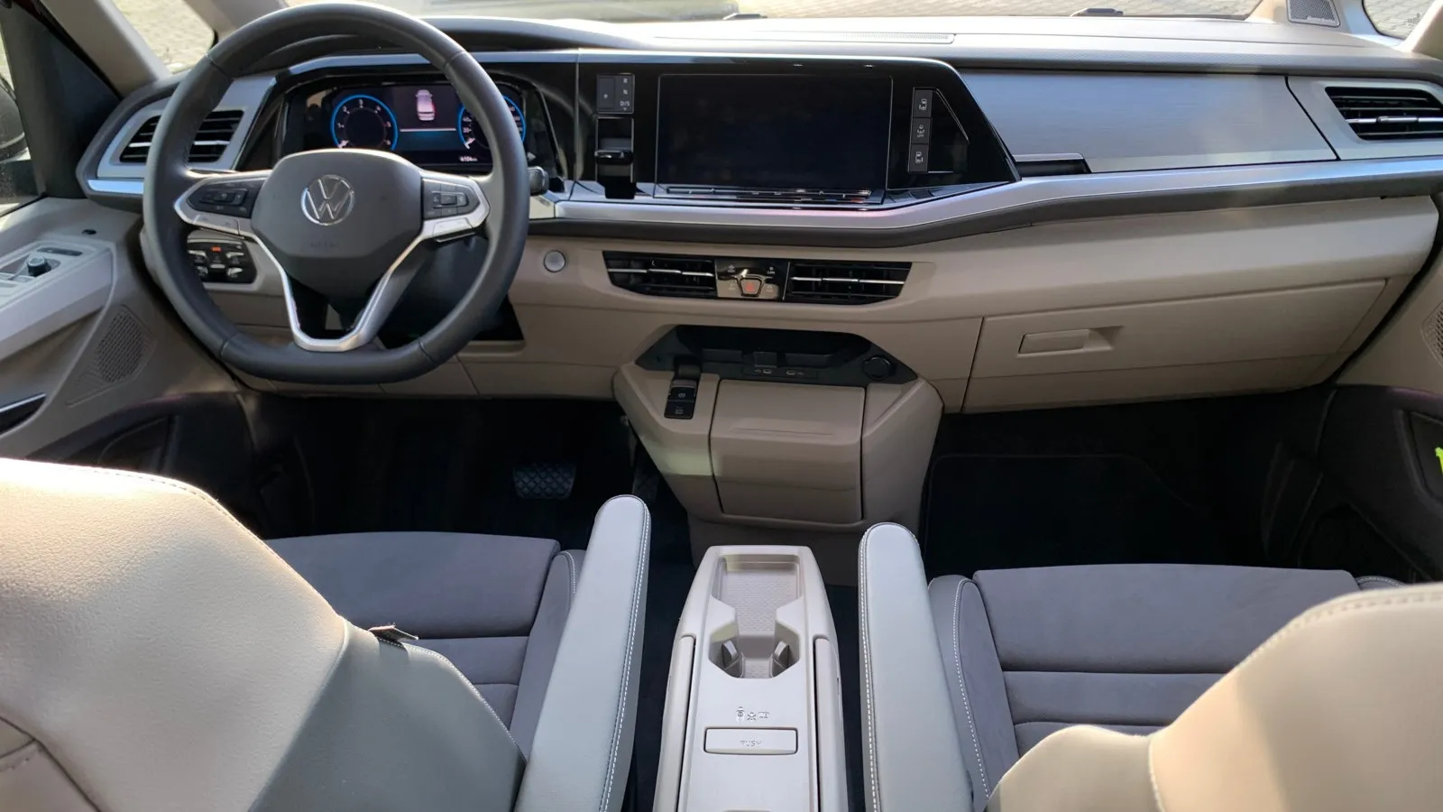 Der VW Multivan T7 hat den Charakter eines Pkws, besonders was das Umfeld der Passagiere und da vor allem das Cockpit betrifft. Einen sperrigen Schalt- beziehungsweise Fahrstufen-Wählhebel braucht es nicht mehr, das serienmäßige DSG-Doppelkupplungsgetriebe wird über einen kleinen Shifter angesteuert, der aufrecht und gut erreichbar am Armaturenträger sitzt. Dadurch fällt auch die Mittelkonsole weg, es herrscht somit luftige Barrierefreiheit zwischen den Vordersitzen.